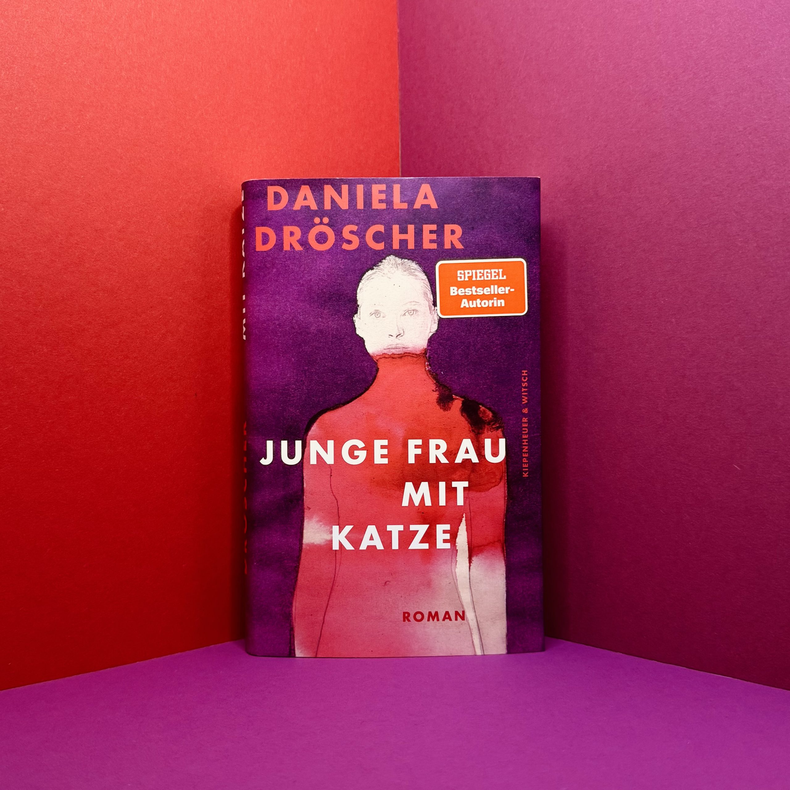 Junge Frau mit Katze von Daniela Dröscher