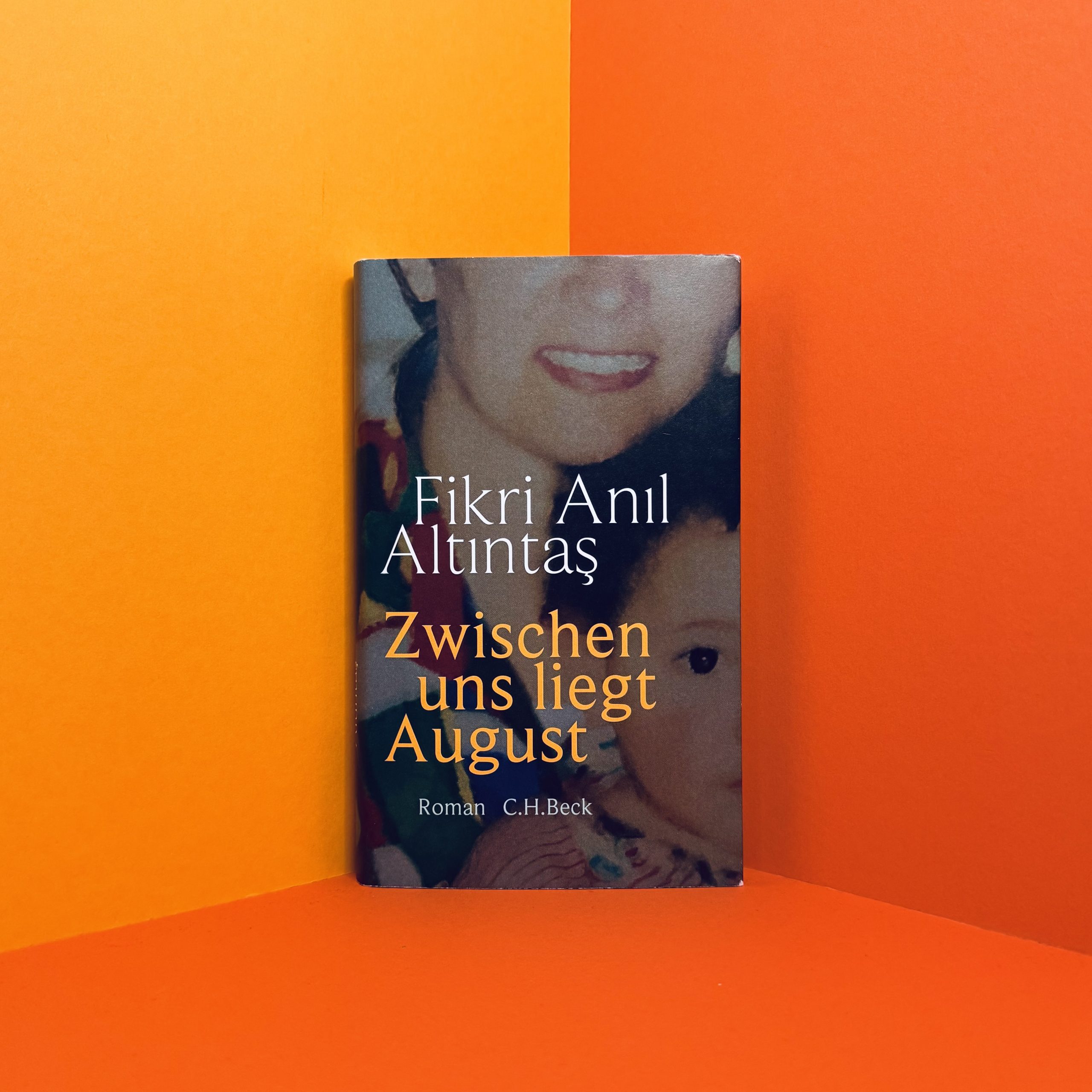 Zwischen uns liegt August von Fikri Anıl Altıntaş